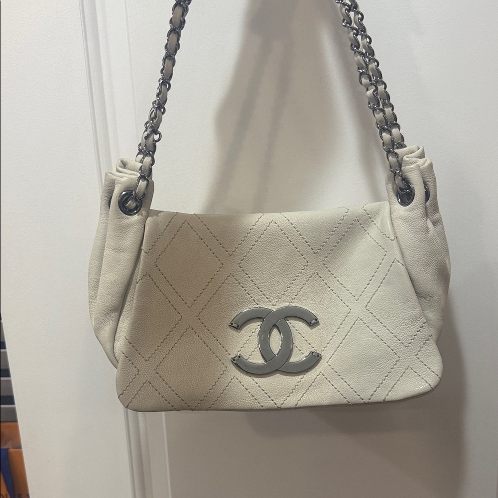 Chanel White Quilted Accordian Shoulder Bag - Picture 2 of 8